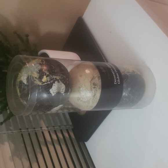 3 small decorative globes - Picture 2 of 5